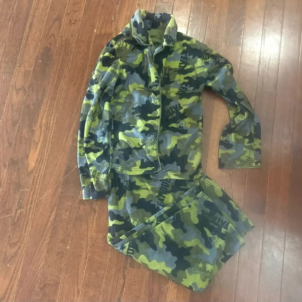 Boys button up camo pajamas set size large
